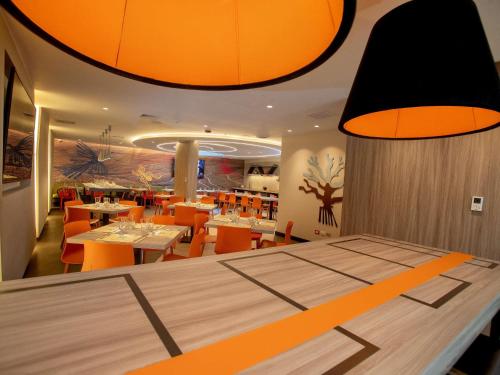 a restaurant with tables and chairs and a dining room at ibis Styles Lima Benavides Miraflores in Lima