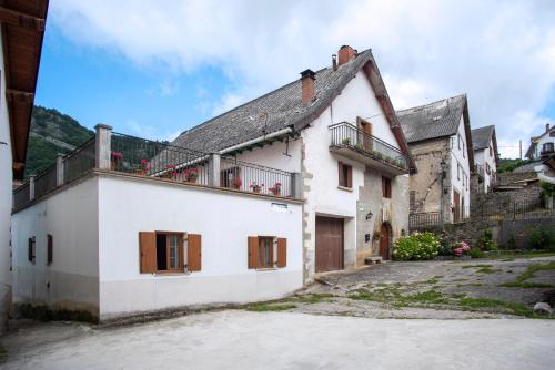 Casa bianca con balcone su una strada di Casa rural Txorrota Txortako Txikia Selva de Irati a Orbaizeta