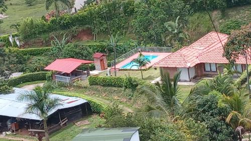 an aerial view of a house with a swimming pool at Hermosa Casa de campo cerca a Yolombo, las partidas in Yolombó