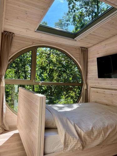 TV a/nebo společenská místnost v ubytování Furo Treehouse