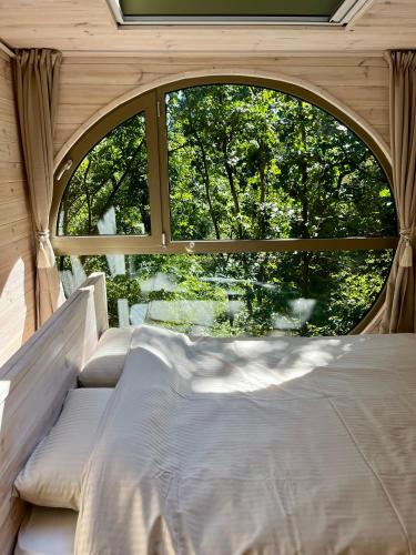 Postel nebo postele na pokoji v ubytování Furo Treehouse