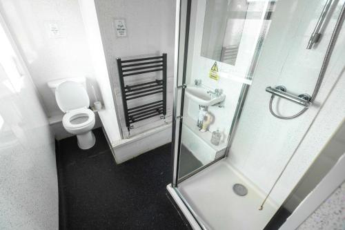 a bathroom with a shower and a toilet and a sink at Ty glyndwr Hotel in Bangor