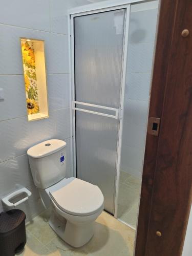 バリチャラにあるCasa San Diegoのトイレとシャワー付きのバスルーム