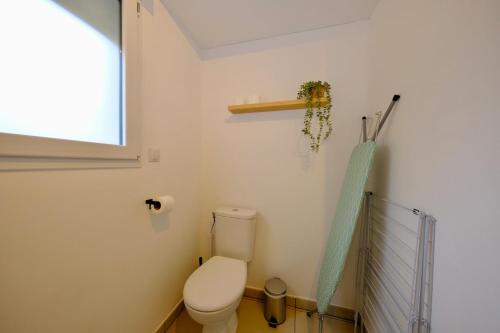 a small bathroom with a toilet and a window at Le nid de l'Oison - Magnifique duplex pour 2 in La Celle-sous-Gouzon