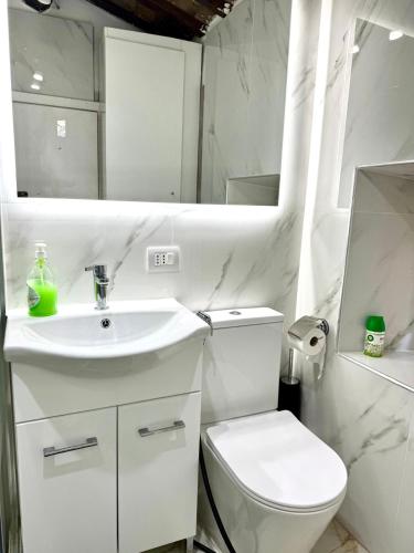 Bilik mandi di Rome central station guest house