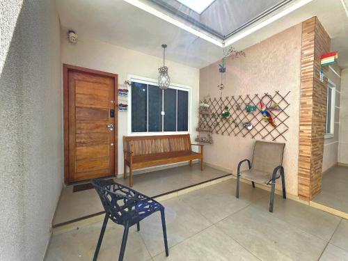 a living room with a bench and a window at Casa no Centro de Foz 2 quartos e 2 banheiros in Salto