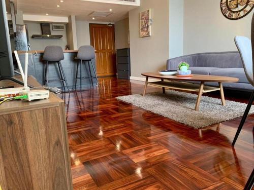 Et opholdsområde på Omni Tower Sukhumvit Nana - Luxury Condominium