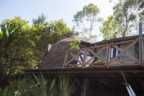 Κήπος έξω από το Roots Eco House