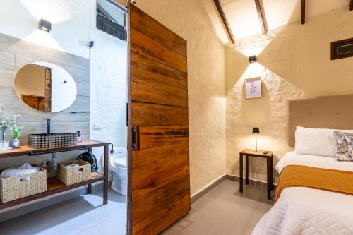 Ένα ή περισσότερα κρεβάτια σε δωμάτιο στο Roots Eco House