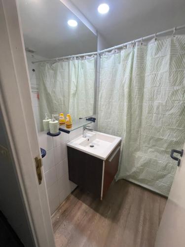 un baño con lavabo y ducha en San Alfonso Del Mar, Algarrobo, en Algarrobo