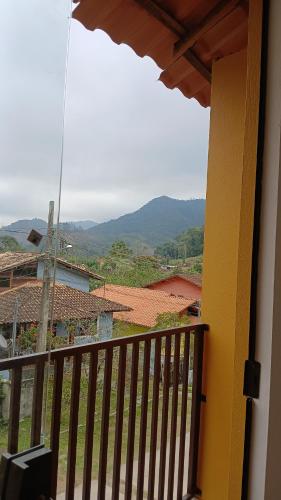 Vista general de una montaña o vista desde la habitación en casa particular 