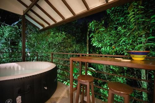 Κήπος έξω από το Roots Eco House
