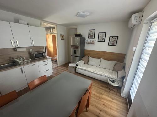 Dapur atau dapur kecil di La Hiška Čatež with Thermal Riviera Tickets