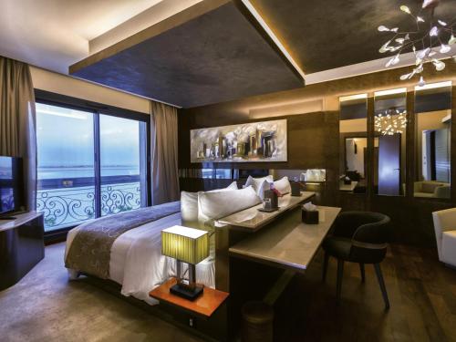 Katil atau katil-katil dalam bilik di Mövenpick Hotel du Lac Tunis