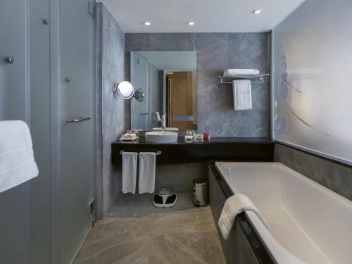 Bilik mandi di Mövenpick Hotel du Lac Tunis