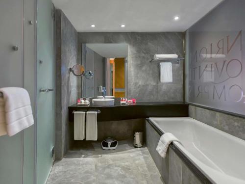Bilik mandi di Mövenpick Hotel du Lac Tunis