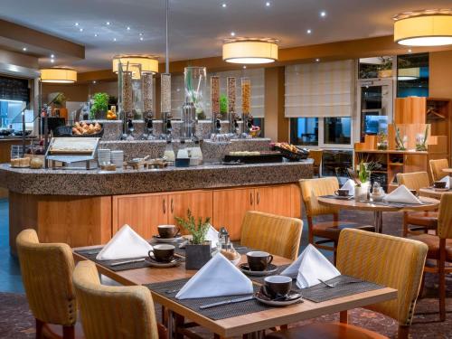 Restaurant ou autre lieu de restauration dans l'établissement Mövenpick Hotel Nürnberg Airport