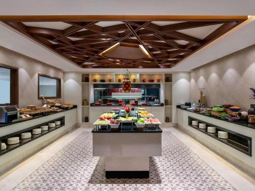 una linea a buffet con molti tipi diversi di cibo di Mövenpick Istanbul Hotel Golden Horn a Istanbul
