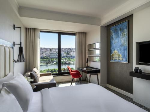 Letto o letti in una camera di Mövenpick Istanbul Hotel Golden Horn