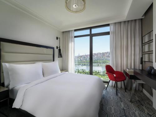 Letto o letti in una camera di Mövenpick Istanbul Hotel Golden Horn