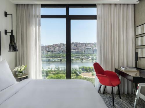 Letto o letti in una camera di Mövenpick Istanbul Hotel Golden Horn
