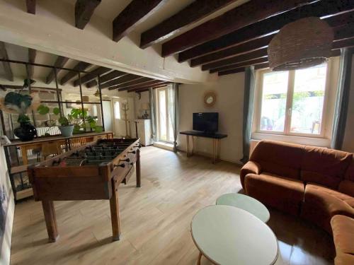 TV a/nebo společenská místnost v ubytování 29 La Parenthèse Maison Vernon, Giverny