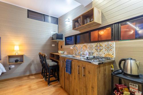 Η κουζίνα ή μικρή κουζίνα στο Roots Eco House