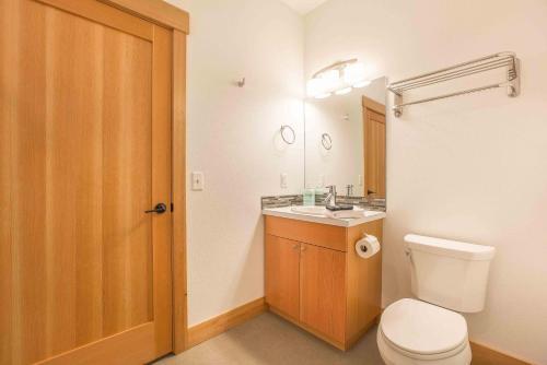 a bathroom with a toilet and a sink and a mirror at Annapurna - Meredith Lodging in Leavenworth
