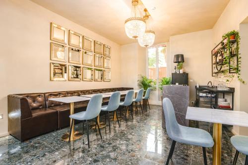 Kuchyň nebo kuchyňský kout v ubytování Roma suite hotel