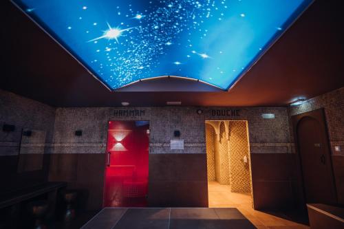 RivesにあるSuite Jasmineの天井が星空を彩る部屋