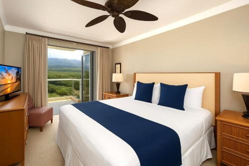une chambre avec un grand lit et une fenêtre dans l'établissement KBM Resorts FREE CAR Honua Kai Hokulani Mountain view 1-Bedroom Condo with Gorgeous views HKH-832, à Kaanapali Airport
