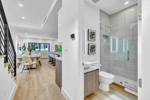フォート・ローダーデールにあるTownhouse Heated Pool Centrally Located Malibu Keyのバスルーム(トイレ付)、ダイニングルーム