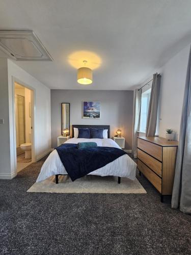 a bedroom with a large bed and a dresser at Stunning Contractor home, Company workers WLC, Netflix in Sandal and Walton