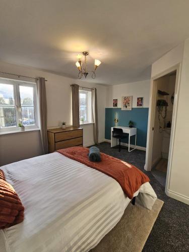 a bedroom with a large bed and a desk at Stunning Contractor home, Company workers WLC, Netflix in Sandal and Walton