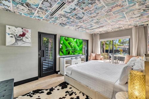 フォート・ローダーデールにあるWaterfront Heated Pool Martini Key Residenceのベッドルーム1室(ベッド1台、天井テレビ付)