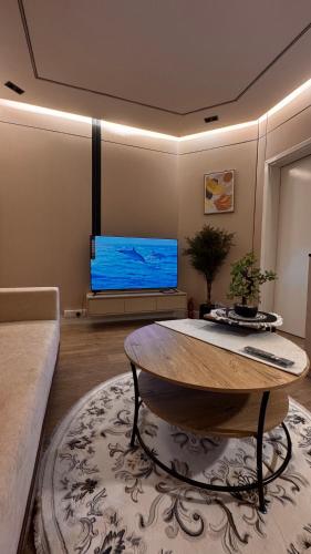 TV a/nebo společenská místnost v ubytování شقة غرفة وصالة تصميم مودرن دخُول ذاتي