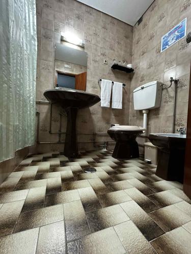 a bathroom with a sink and a toilet at Campinho Café Alojamento Local in Fátima