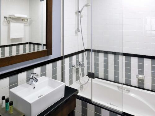 Un baño de Mövenpick Hotel Apartments Al Mamzar Dubai