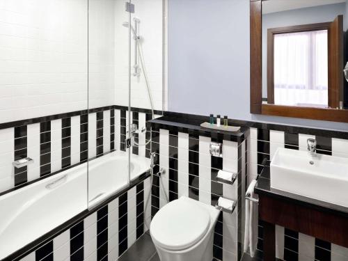 Un baño de Mövenpick Hotel Apartments Al Mamzar Dubai