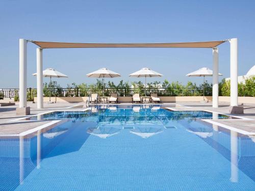 La alberca dentro o cerca de Mövenpick Hotel Apartments Al Mamzar Dubai