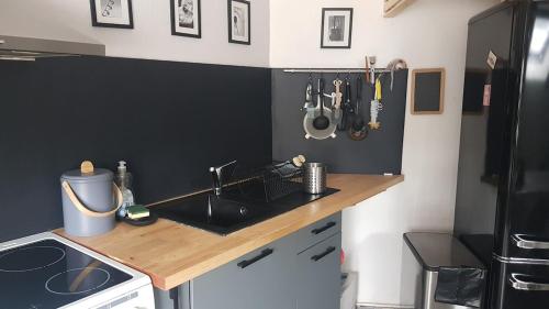 una piccola cucina con lavello e fornello di Appartement entre le port et le vieux quartier a La Roche-Bernard