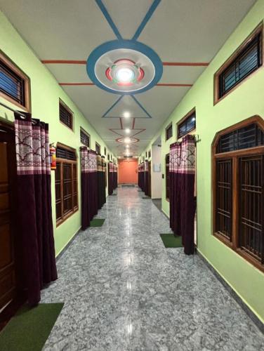un corridoio di un edificio con di Chandrika Palace Agnikund Near RAM MANDIR a Ayodhya