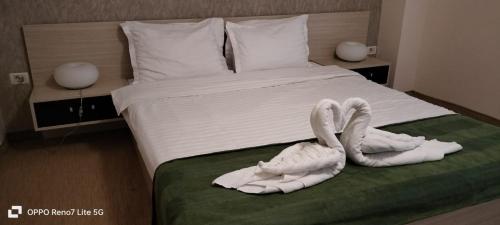 Ένα ή περισσότερα κρεβάτια σε δωμάτιο στο Hotel Davos
