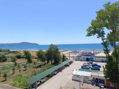 a parking lot with parked cars and a beach at Solleone - Appartamento 9C in Paestum