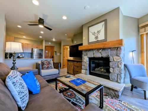 Posezení v ubytování Dakota Lodge 8503 by SummitCove Lodging
