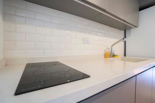 een keuken met een spoelbak en een aanrechtblad bij Distrito Quartier Retiro in Buenos Aires