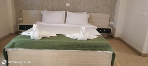 Ένα ή περισσότερα κρεβάτια σε δωμάτιο στο Hotel Davos
