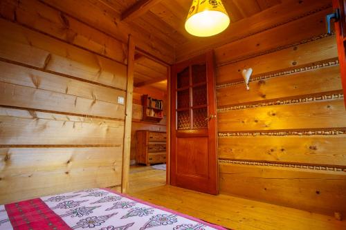 Postel nebo postele na pokoji v ubytování Chata pod Szczeblem