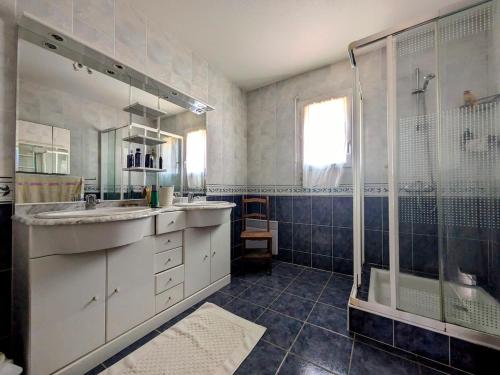 Ένα μπάνιο στο Maison avec piscine pour 16 le barcares