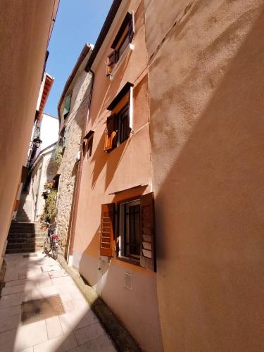 an alley with two windows and a bike parked next to a building at Casa Petracca in Muggia
